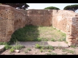 04384 ostia - regio i - insula xiv - caseggiato (i,xiv,9) - 2. raum von sueden - bli ri westen - 09-2023.jpg